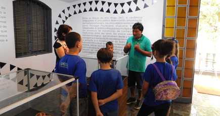 Visita de alunos do Ensino Fundamental à exposição "Kamalu Hai e o Canto da Cobra-canoa" (30/09/2019)